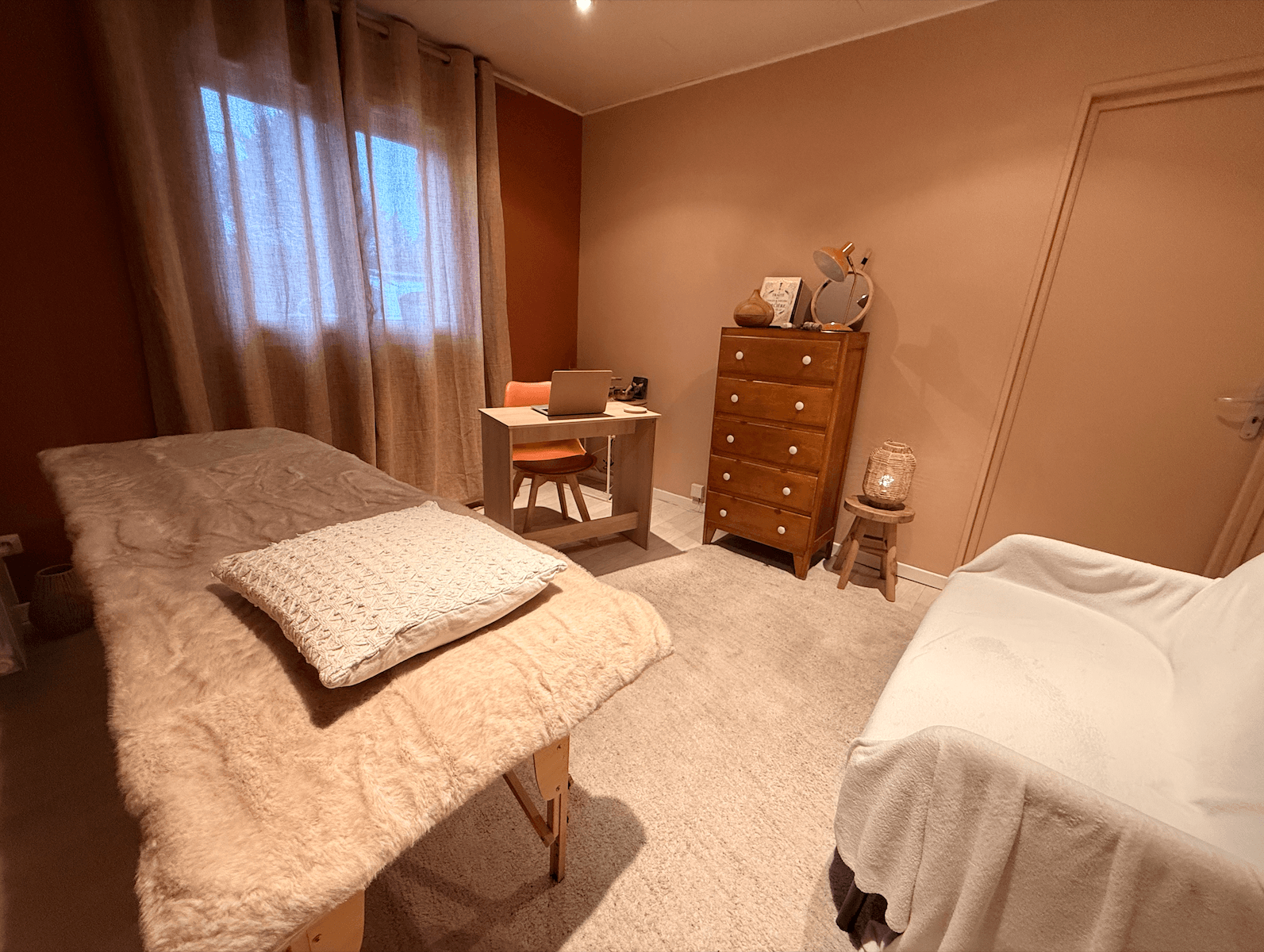 Espace de soins énergétiques - Vue sur la table de massage
